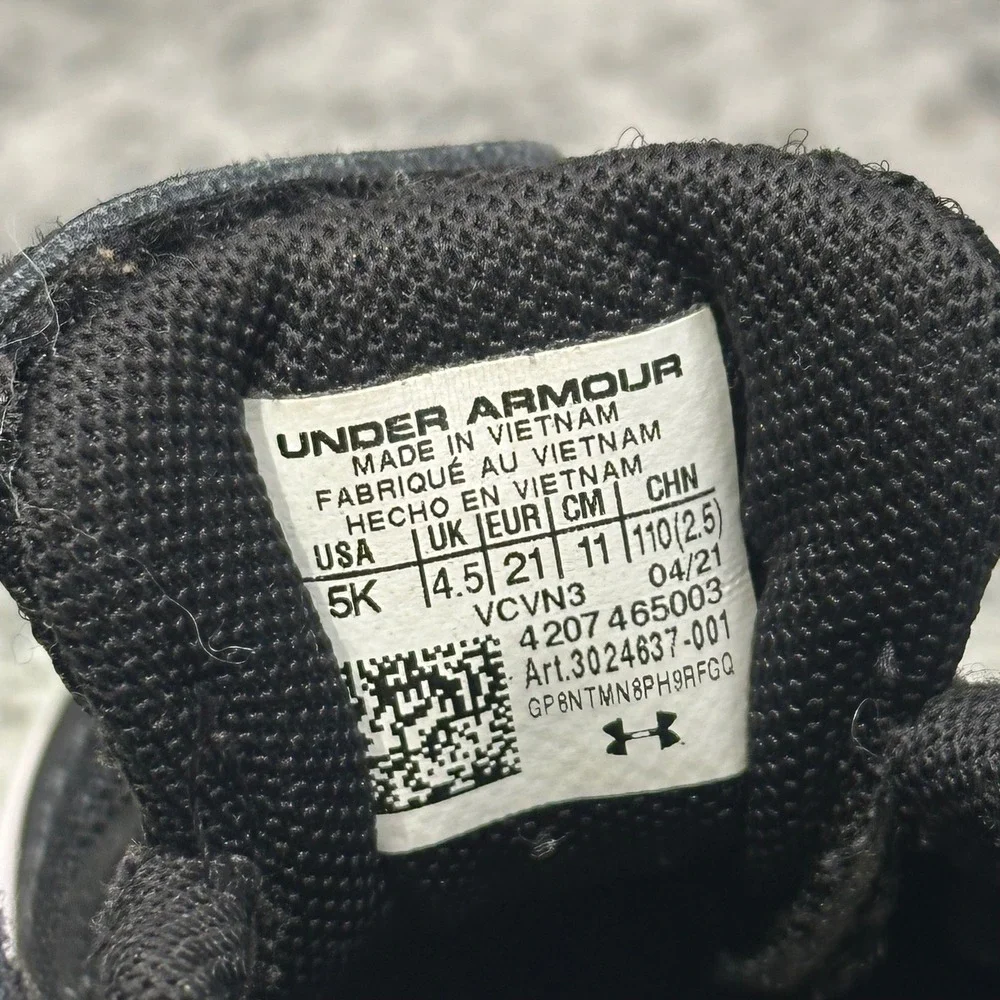 Under Armour Toddler 5K Sneakers Black White Hook Loop Strap 3024637-001‎ Sporty